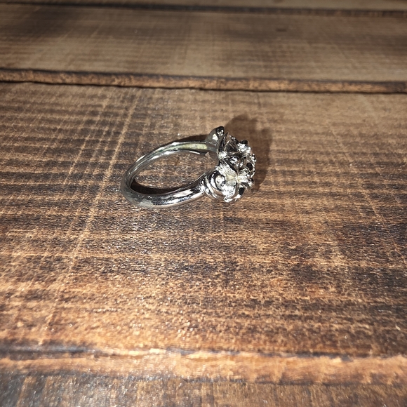Vintage Avon Elegant Silver Floral Ring - Picture 4 of 5